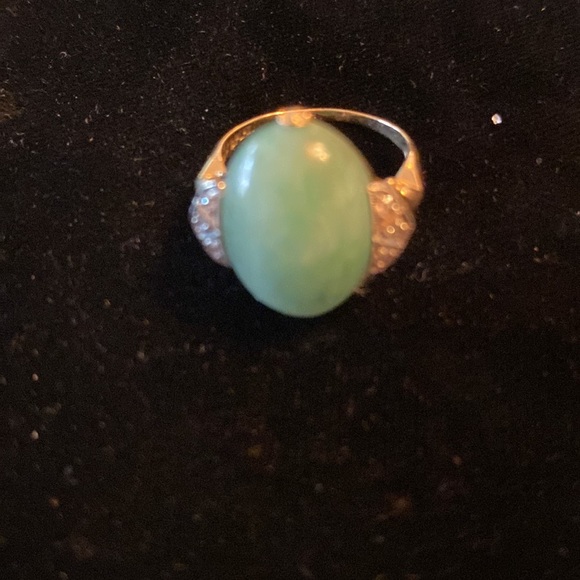 Fourteen Karat Jade Ring - Picture 4 of 5